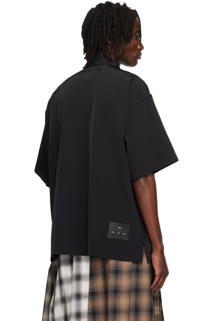 Water-resistant stretch polyester twill shirt. 

· Spread collar
· Two-way zip closure
· Patch pocket
· Vented side seams
· Dropped shoulders 
· Logo patch at back hem

Supplier color: Black
