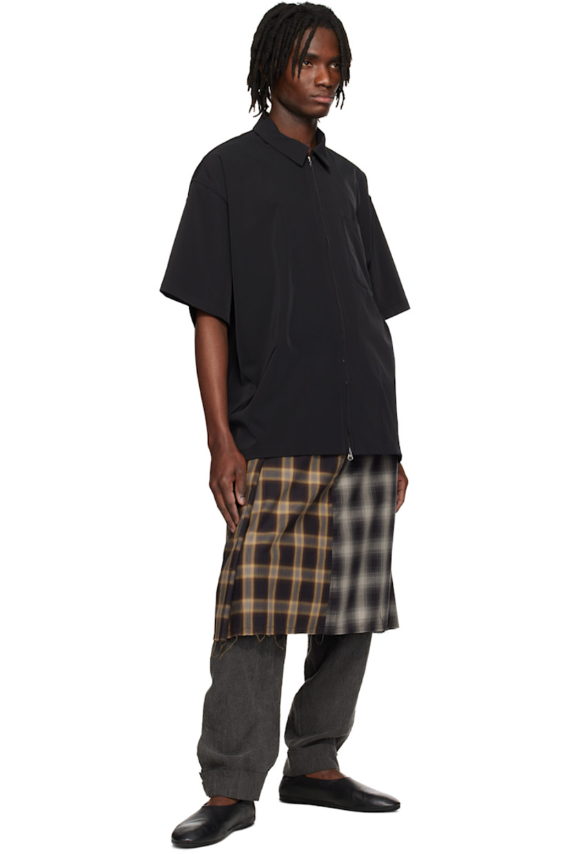 Water-resistant stretch polyester twill shirt. 

· Spread collar
· Two-way zip closure
· Patch pocket
· Vented side seams
· Dropped shoulders 
· Logo patch at back hem

Supplier color: Black