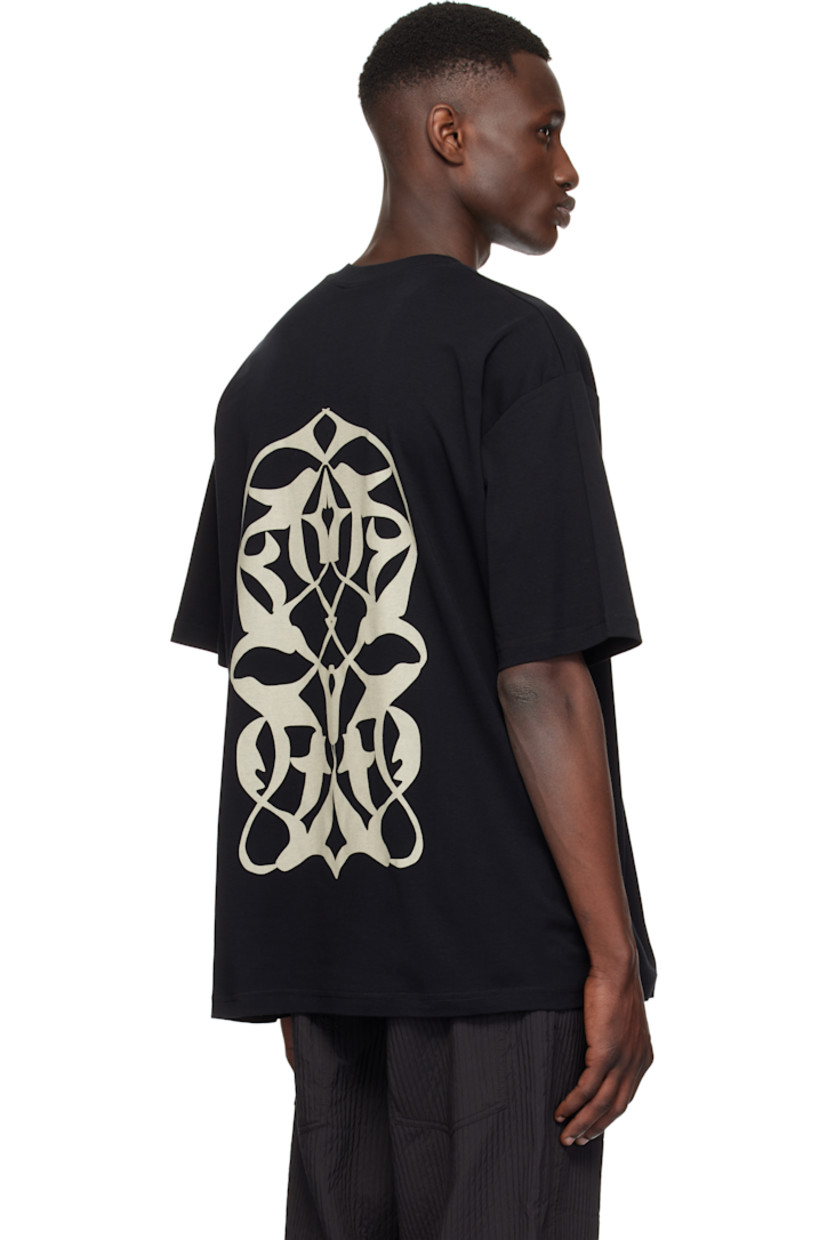 Cotton jersey T-shirt.

· Rib-knit crewneck
· Logo printed at chest
· Dropped shoulders
· Graphic printed at back

Supplier color: Black