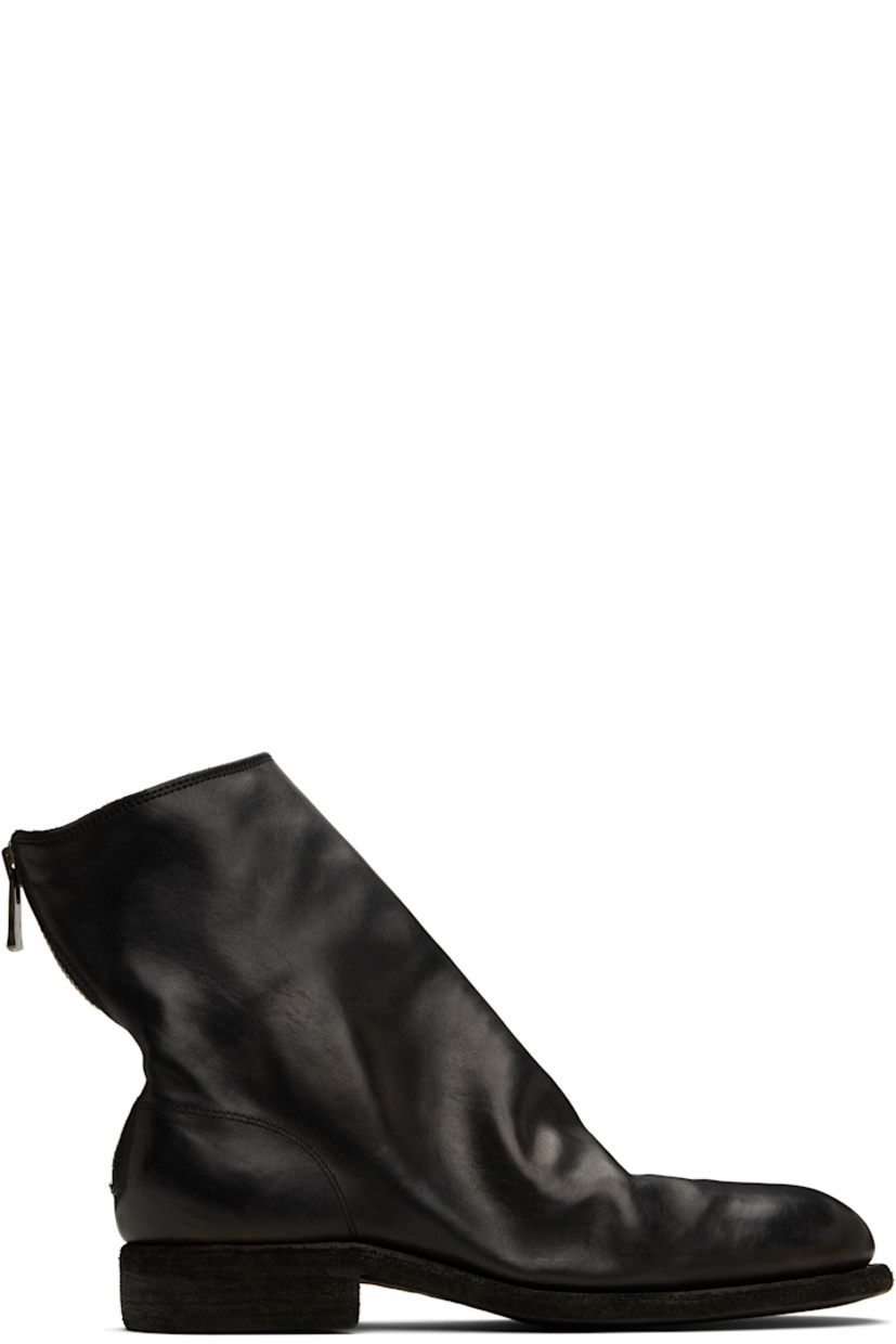 Ankle-high grained horse leather boots in black.

· Zip closure at heel
· Grained leather lining
· Stacked leather heel
· Leather sole
· Heel: H1.5"

Supplier color: BLKT