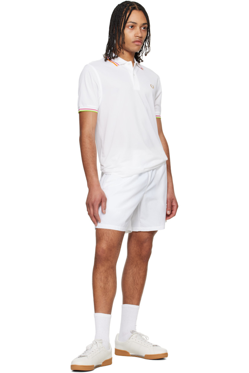 Recycled nylon taslan shorts. 

· Concealed drawstring at elasticized waistband
· Four-pocket styling
· Logo graphic embroidered at front hem 
· Partial mesh lining

Supplier color: White