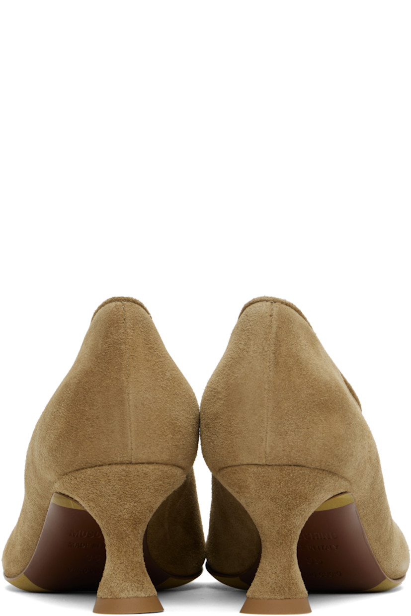 Suede heels in beige.

· Piping at collar
· Grained leather lining 
· Covered kitten heel with rubber injection
· Leather sole 
· Heel: H2.5"

Supplier color: Beige