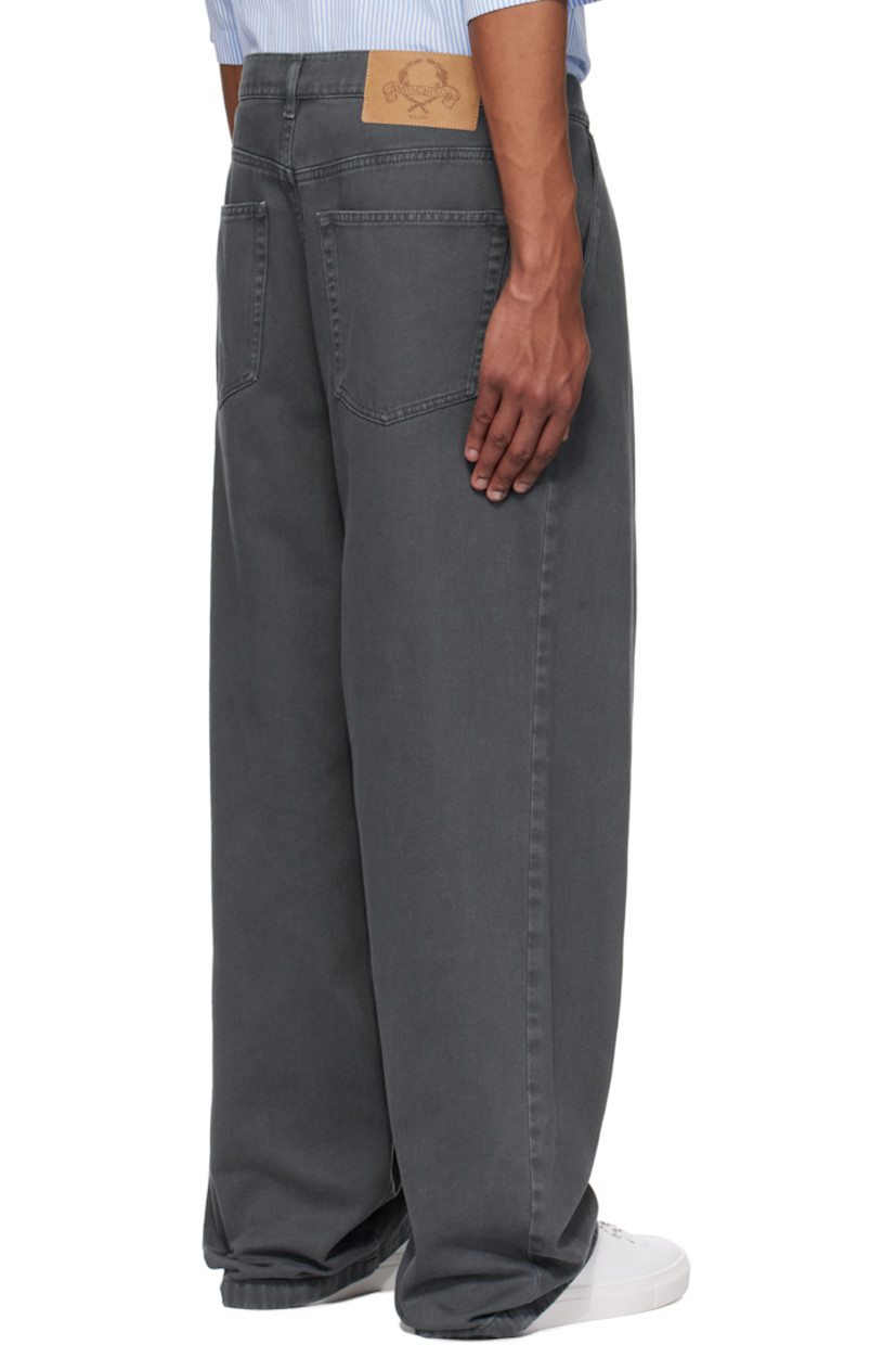Cotton twill trousers. 

· Belt loops
· Four-pocket styling
· Zip fly
· Pleats at front waist 
· Leather logo patch at back waistband

Supplier color: Black