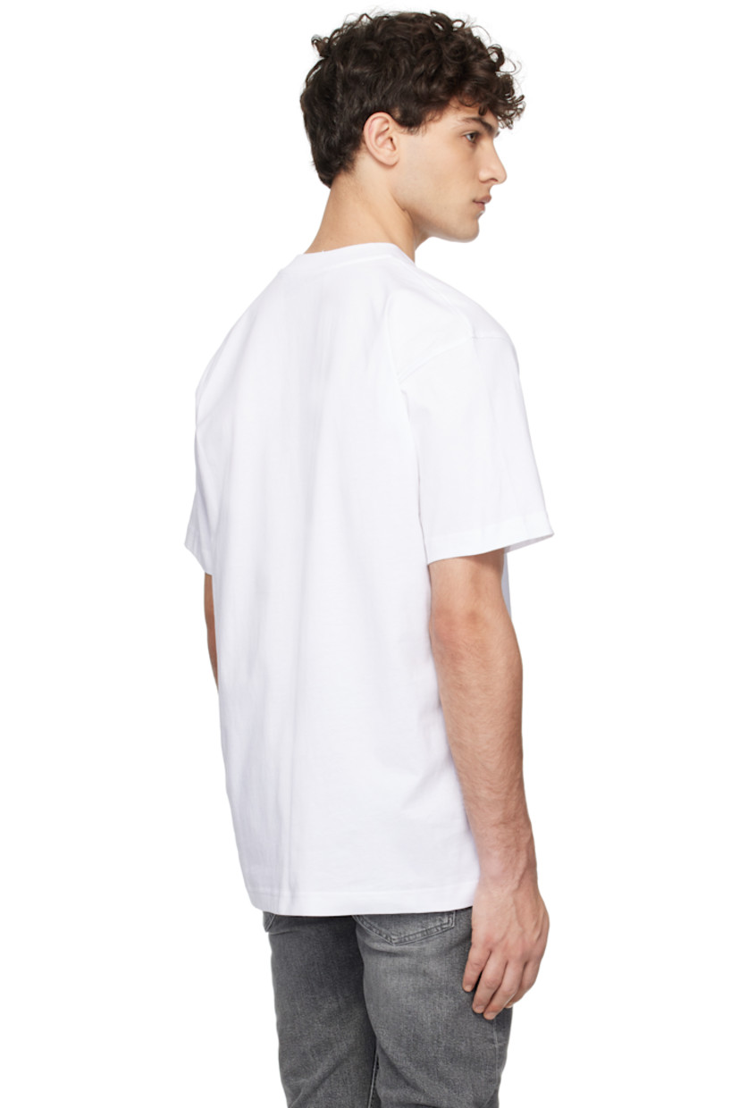 Organic cotton jersey T-shirt.

· Rib-knit crewneck
· Logo graphic and text printed at front
· Dropped shoulders

Part of the Smiley® collection.

Supplier color: Multi white