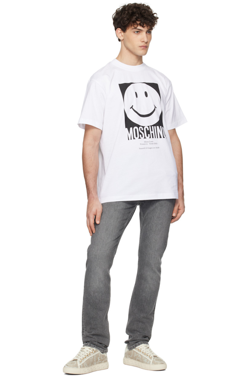 Organic cotton jersey T-shirt.

· Rib-knit crewneck
· Logo graphic and text printed at front
· Dropped shoulders

Part of the Smiley® collection.

Supplier color: Multi white