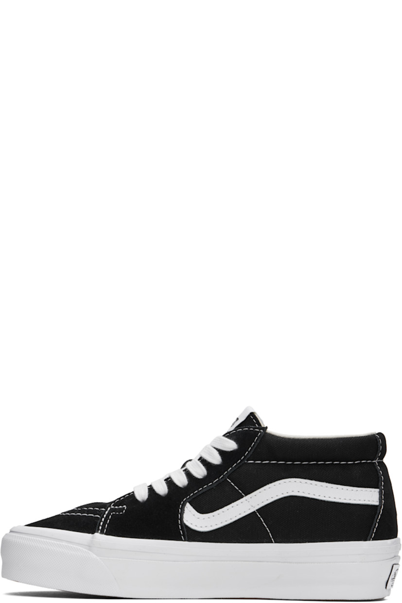 Mid-top 8 oz canvas and suede sneakers in black and white.

· Lace-up closure
· Logo patch at padded tongue
· Padded collar
· Grained leather Sidestripe™ at sides
· Padded Sola ADC foam footbed
· Grained leather and canvas lining
· Rubberized logo patch at heel
· Treaded rubber sole

Supplier color: Lx black/White