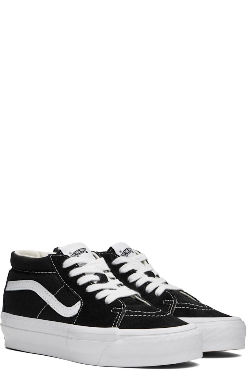 Mid-top 8 oz canvas and suede sneakers in black and white.

· Lace-up closure
· Logo patch at padded tongue
· Padded collar
· Grained leather Sidestripe™ at sides
· Padded Sola ADC foam footbed
· Grained leather and canvas lining
· Rubberized logo patch at heel
· Treaded rubber sole

Supplier color: Lx black/White
