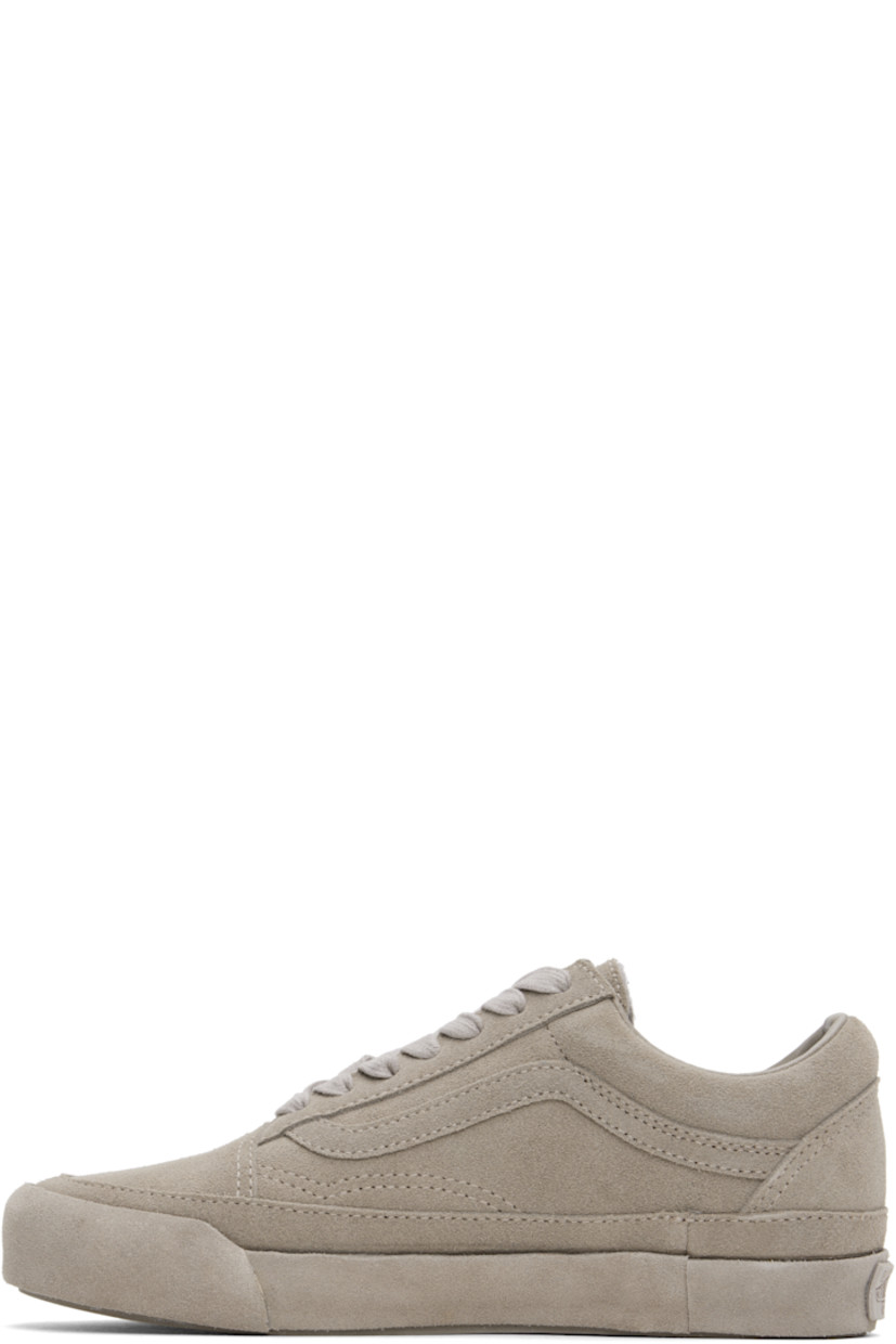 Low-top suede sneakers in gray.

· Lace-up closure
· Padded tongue and collar
· Sidestripe™ at sides
· Padded Sola ADC foam footbed
· Grained leather and canvas lining
· Rubberized logo patch at heel
· Treaded rubber sole

Supplier color: Suede atmosphere