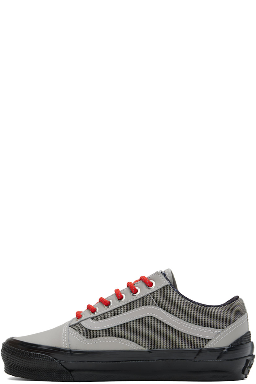 Low-top GORE-TEX® canvas and buffed leather sneakers in gray.

· Lace-up closure
· Signature Sidestripe™ at sides
· Mesh lining
· Rubberized logo patch at heel
· Treaded rubber sole

Supplier color: Metal