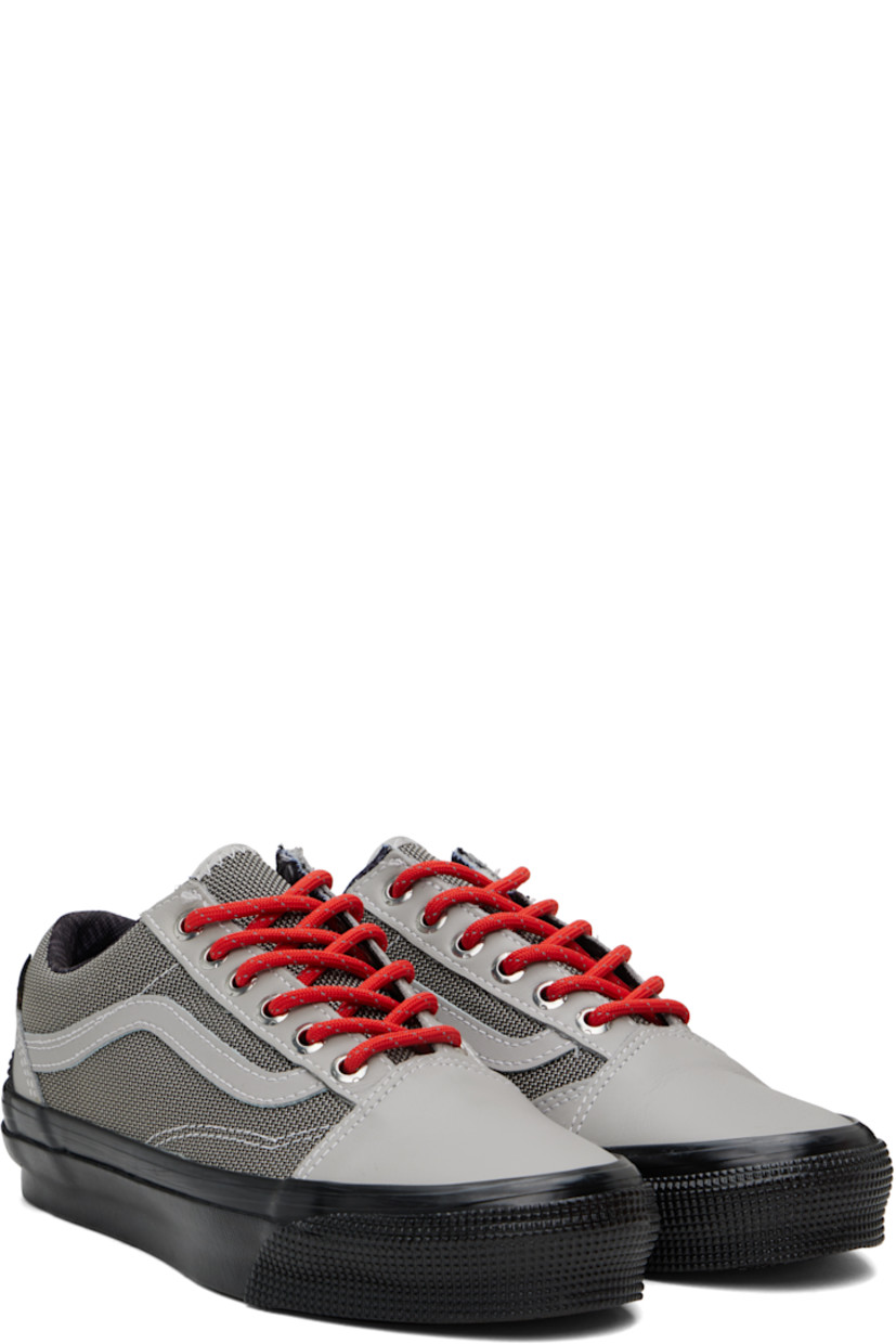 Low-top GORE-TEX® canvas and buffed leather sneakers in gray.

· Lace-up closure
· Signature Sidestripe™ at sides
· Mesh lining
· Rubberized logo patch at heel
· Treaded rubber sole

Supplier color: Metal