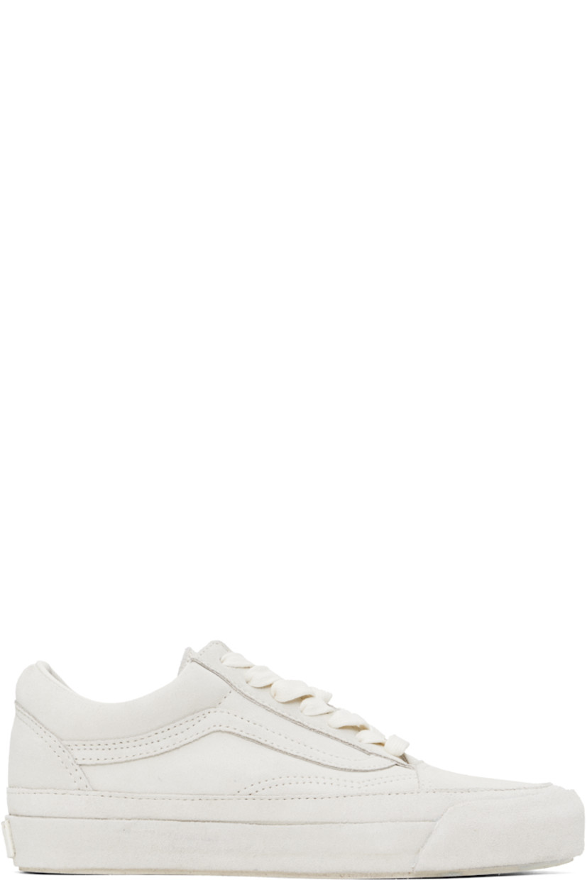 Low-top pigskin suede sneakers in brown.

· Lace-up closure
· Padded tongue and collar
· Sidestripe™ at sides
· Padded Sola ADC foam footbed
· Grained leather and canvas lining
· Rubberized logo patch at heel
· Treaded rubber sole
· Contrast stitching in white

Supplier color: Pig suede potting soil