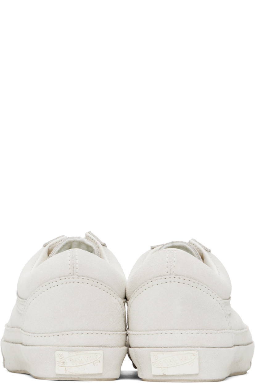 Low-top pigskin suede sneakers in brown.

· Lace-up closure
· Padded tongue and collar
· Sidestripe™ at sides
· Padded Sola ADC foam footbed
· Grained leather and canvas lining
· Rubberized logo patch at heel
· Treaded rubber sole
· Contrast stitching in white

Supplier color: Pig suede potting soil