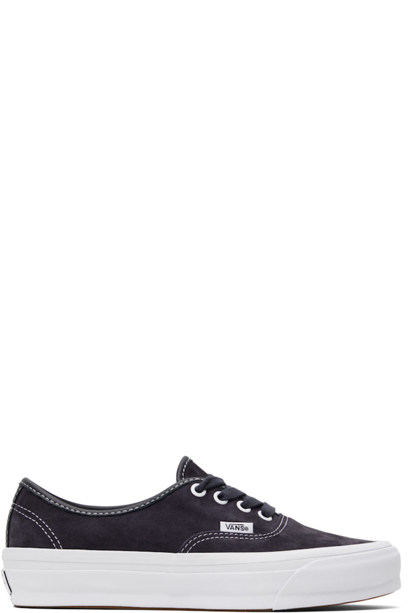 Low-top pigskin suede sneakers in navy.

· Lace-up closure
· Grained leather trim at collar
· Logo flag at outer side
· Rubberized logo patch at heel
· Canvas lining
· Treaded rubber sole
· Contrast stitching in white

Supplier color: Pig suede nine iron