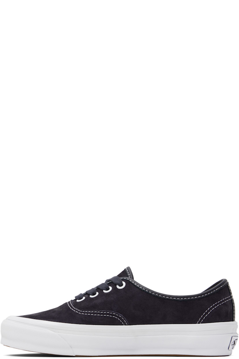 Low-top pigskin suede sneakers in navy.

· Lace-up closure
· Grained leather trim at collar
· Logo flag at outer side
· Rubberized logo patch at heel
· Canvas lining
· Treaded rubber sole
· Contrast stitching in white

Supplier color: Pig suede nine iron