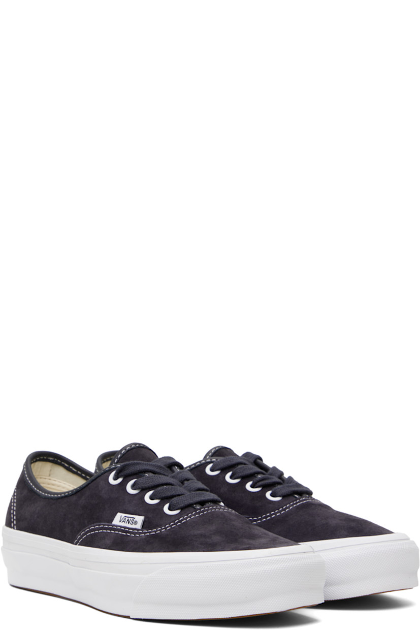 Low-top pigskin suede sneakers in navy.

· Lace-up closure
· Grained leather trim at collar
· Logo flag at outer side
· Rubberized logo patch at heel
· Canvas lining
· Treaded rubber sole
· Contrast stitching in white

Supplier color: Pig suede nine iron