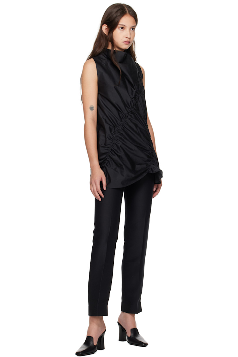 Polyester twill trousers.

· Two-pocket styling
· Central creases at front and back
· Concealed zip closure at outseam

Supplier color: Black