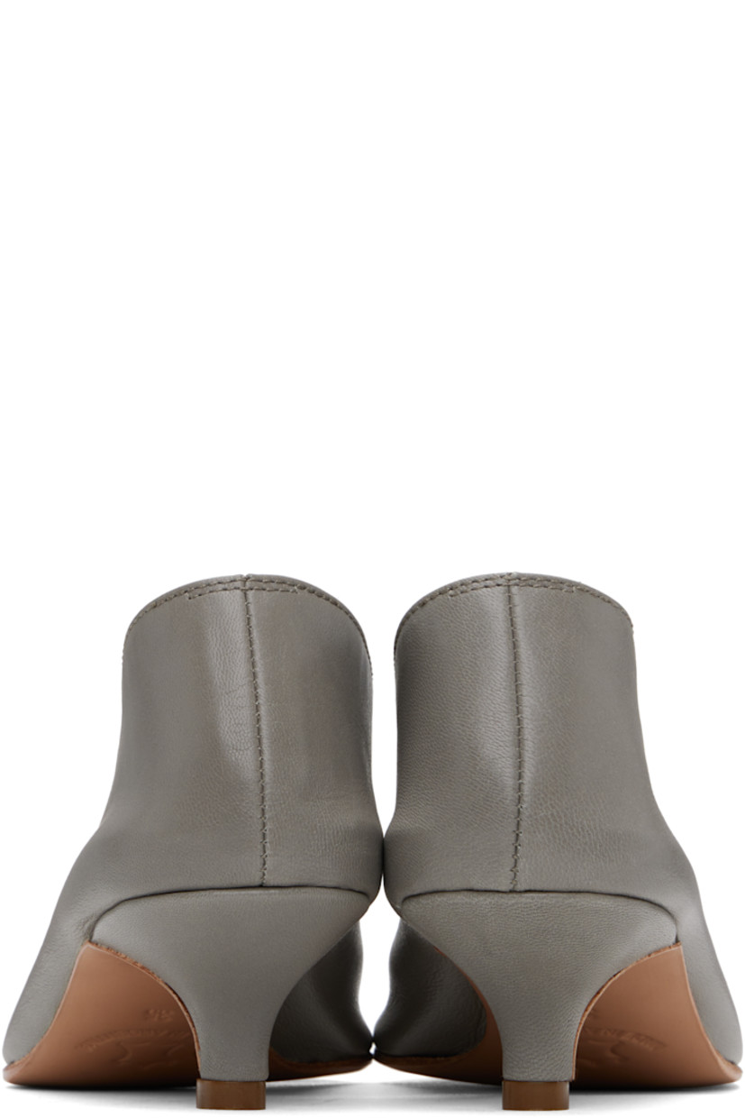 Handcrafted grained kidskin heels in gray.

· Pointed toe
· Grained kidskin and suede lining
· Covered kitten heel with rubber injection
· Leather sole
· Heel: H1.75"

Supplier color: Rhino