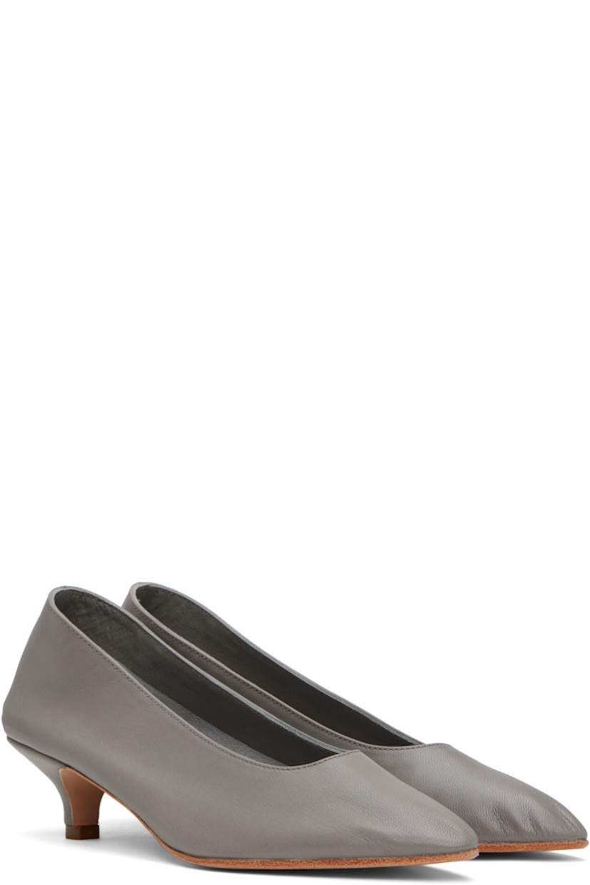 Handcrafted grained kidskin heels in gray.

· Pointed toe
· Grained kidskin and suede lining
· Covered kitten heel with rubber injection
· Leather sole
· Heel: H1.75"

Supplier color: Rhino
