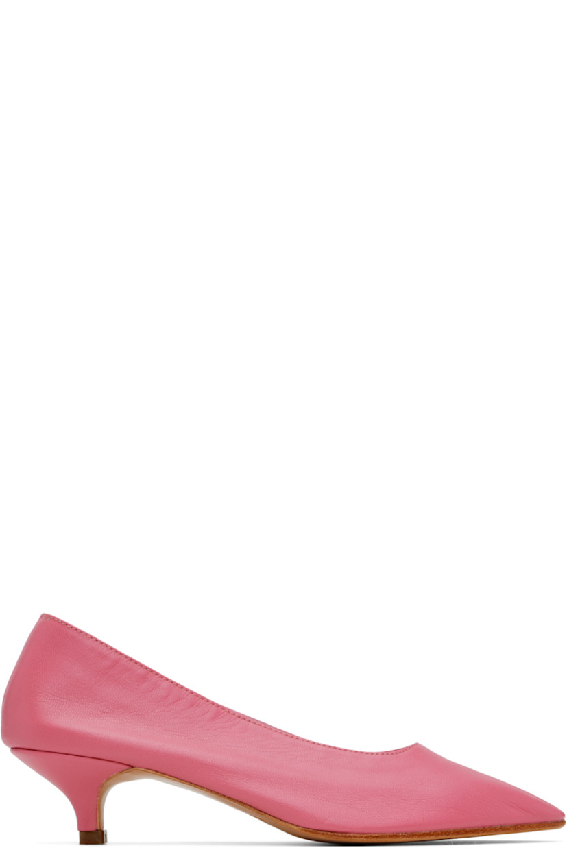 Handcrafted grained kidskin heels in pink.

· Pointed toe
· Grained kidskin and suede lining
· Kitten heel with rubber injection
· Leather sole
· Heel: H1.75"

Supplier color: Gum