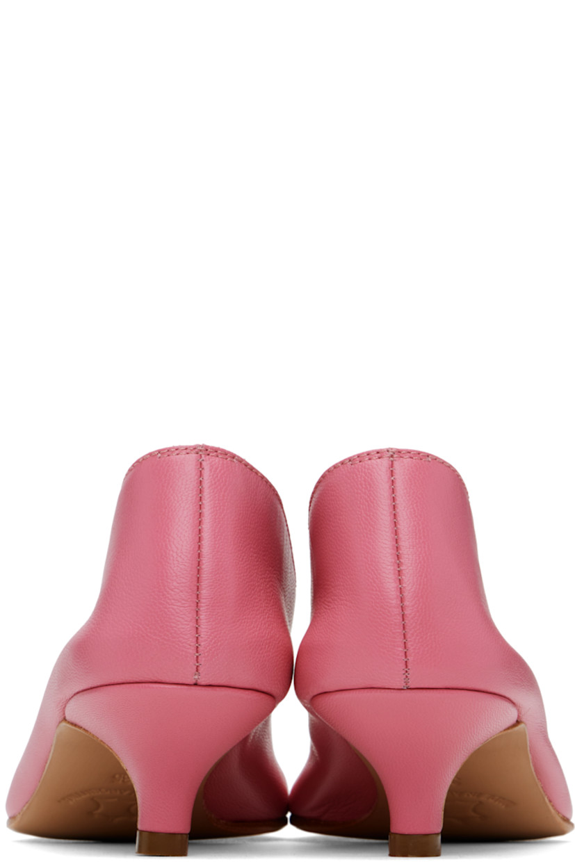 Handcrafted grained kidskin heels in pink.

· Pointed toe
· Grained kidskin and suede lining
· Kitten heel with rubber injection
· Leather sole
· Heel: H1.75"

Supplier color: Gum