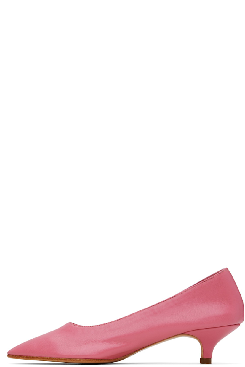 Handcrafted grained kidskin heels in pink.

· Pointed toe
· Grained kidskin and suede lining
· Kitten heel with rubber injection
· Leather sole
· Heel: H1.75"

Supplier color: Gum