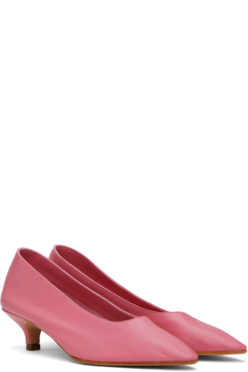 Handcrafted grained kidskin heels in pink.

· Pointed toe
· Grained kidskin and suede lining
· Kitten heel with rubber injection
· Leather sole
· Heel: H1.75"

Supplier color: Gum
