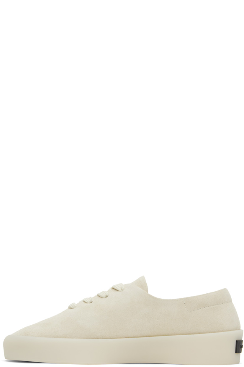 Low-top suede sneakers in off-white

· Lace-up closure
· Buffed leather lining
· Rubberized logo patch at heel
· Rubber sole

Supplier color: Bone