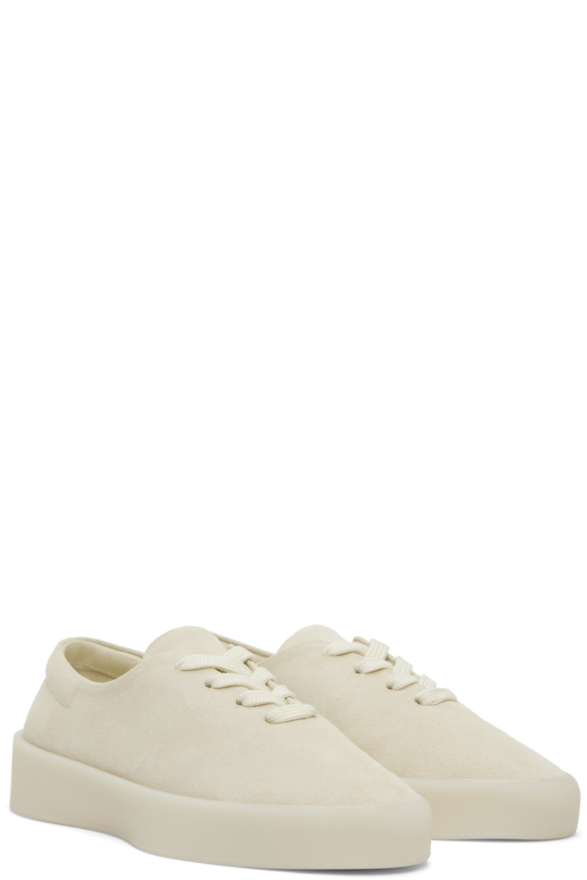 Low-top suede sneakers in off-white

· Lace-up closure
· Buffed leather lining
· Rubberized logo patch at heel
· Rubber sole

Supplier color: Bone