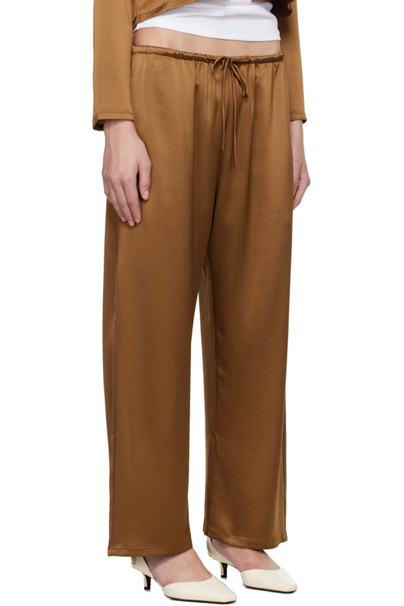 Loose-fit acetate-blend satin lounge pants.

· Drawstring at elasticized waistband
· Four-pocket styling
· Cropped leg

Supplier color: Henna