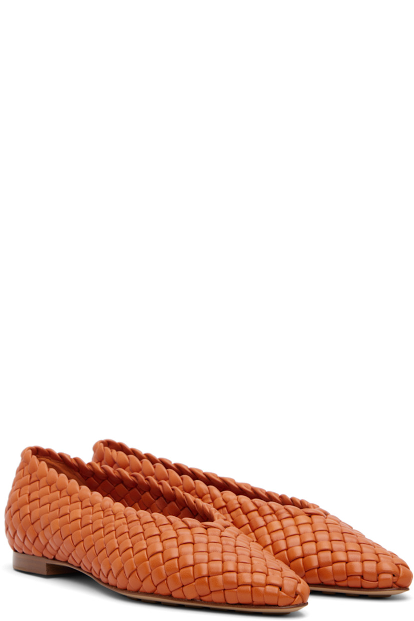 Padded and intrecciato-woven buffed lambskin ballerina flats.

· Pointed toe
· Stacked leather heel with rubber injection
· Leather sole with rubber injections

Supplier color: Burned orange