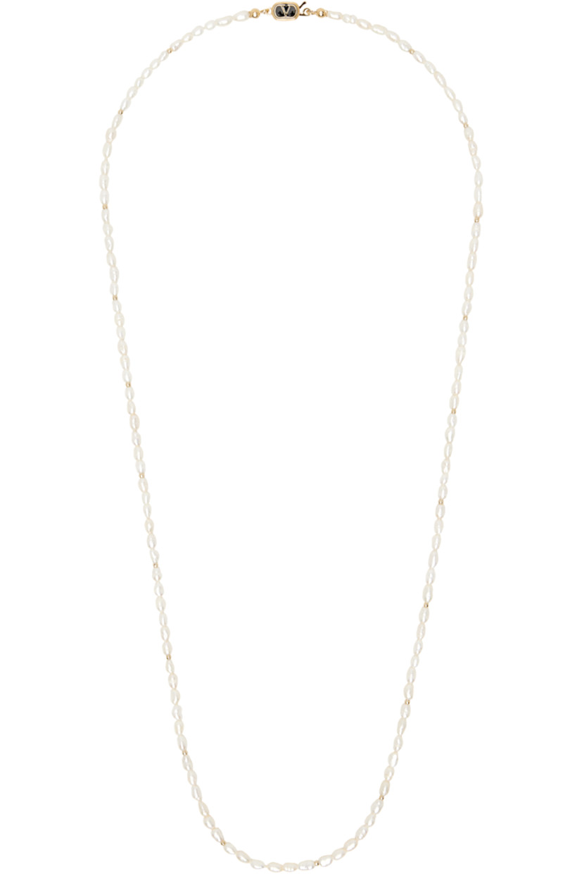 Beaded pearl necklace in white. 

· Enameled logo charm at box-clasp fastening 
· L28"

Supplier color: Oro/Nero/Cream
