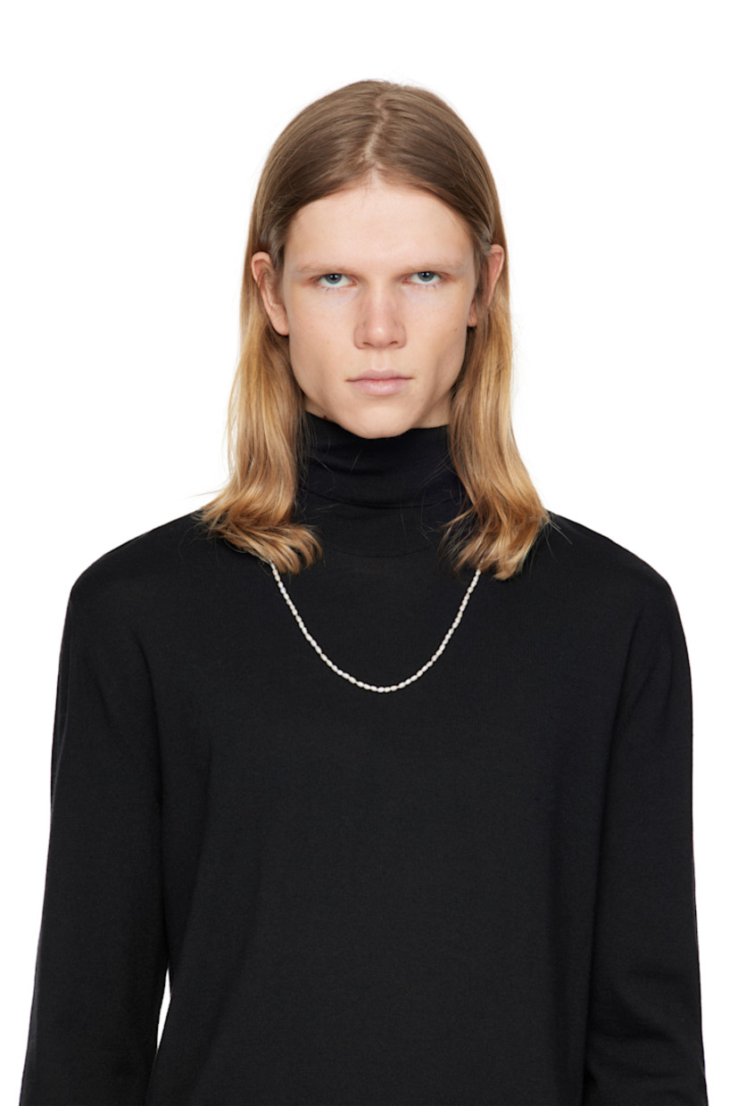Beaded pearl necklace in white. 

· Enameled logo charm at box-clasp fastening 
· L28"

Supplier color: Oro/Nero/Cream