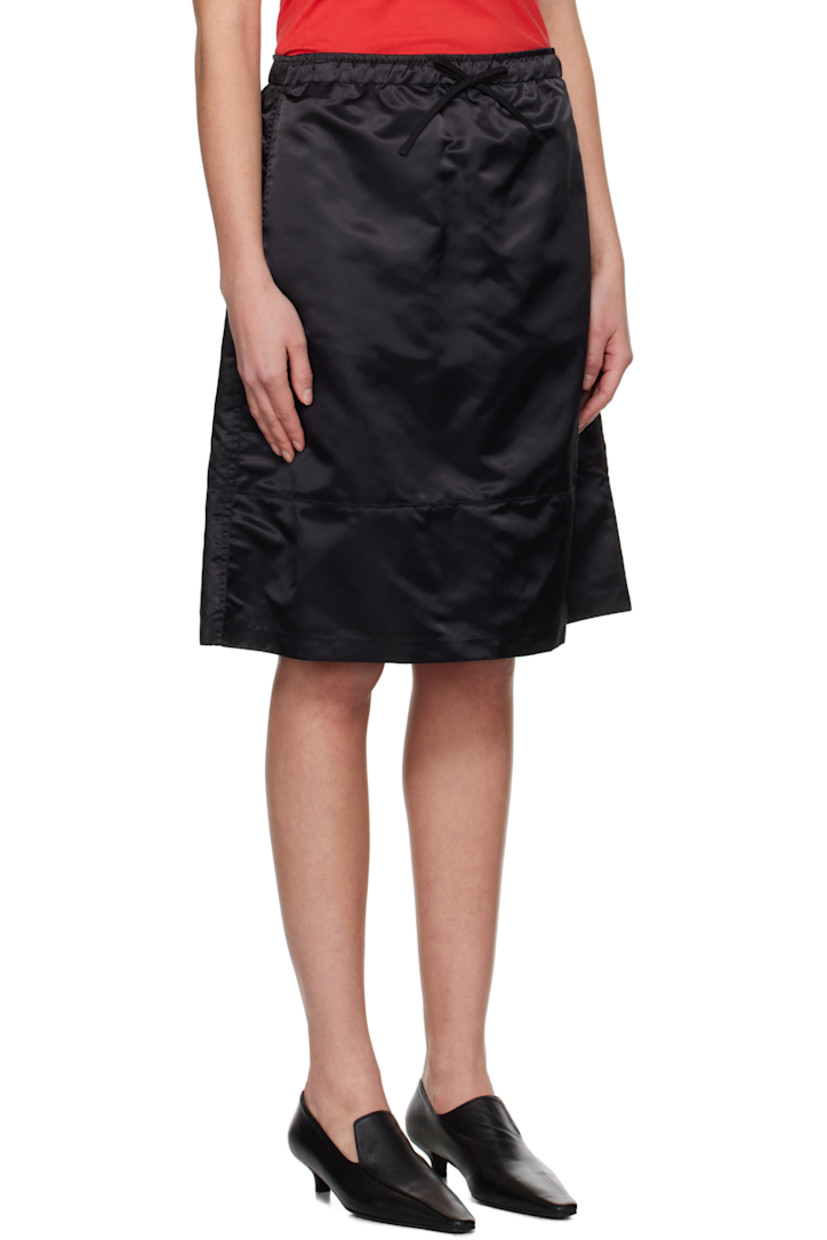 Nylon satin midi skirt.

· Drawstring at elasticized waistband
· Two-pocket styling
· Full satin lining

Supplier color: Black