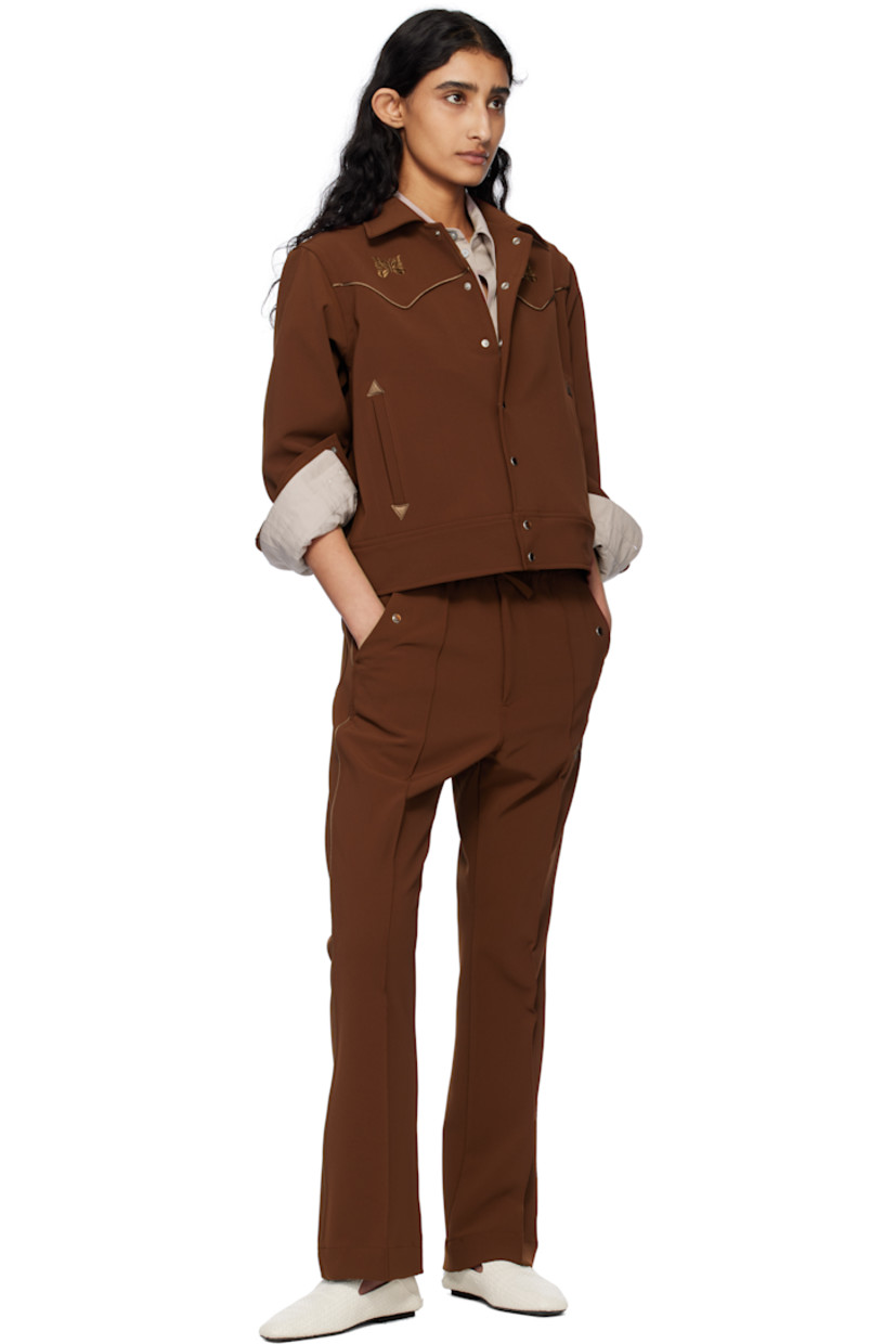 Stretch polyester double cloth trousers. 
 
· Drawstring at elasticized waistband
· Four-pocket styling
· Zip fly
· Logo embroidered at front 
· Pinched seam at front legs
· Satin piping at outseams

Supplier color: Brown