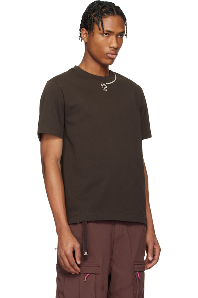 Cotton jersey T-shirt.

· Rib-knit crewneck
· Logo and text printed at collar
· Tricolor logo flag at side seam
· Tennis-tail hem
· Text bonded at back hem

Supplier color: Brown