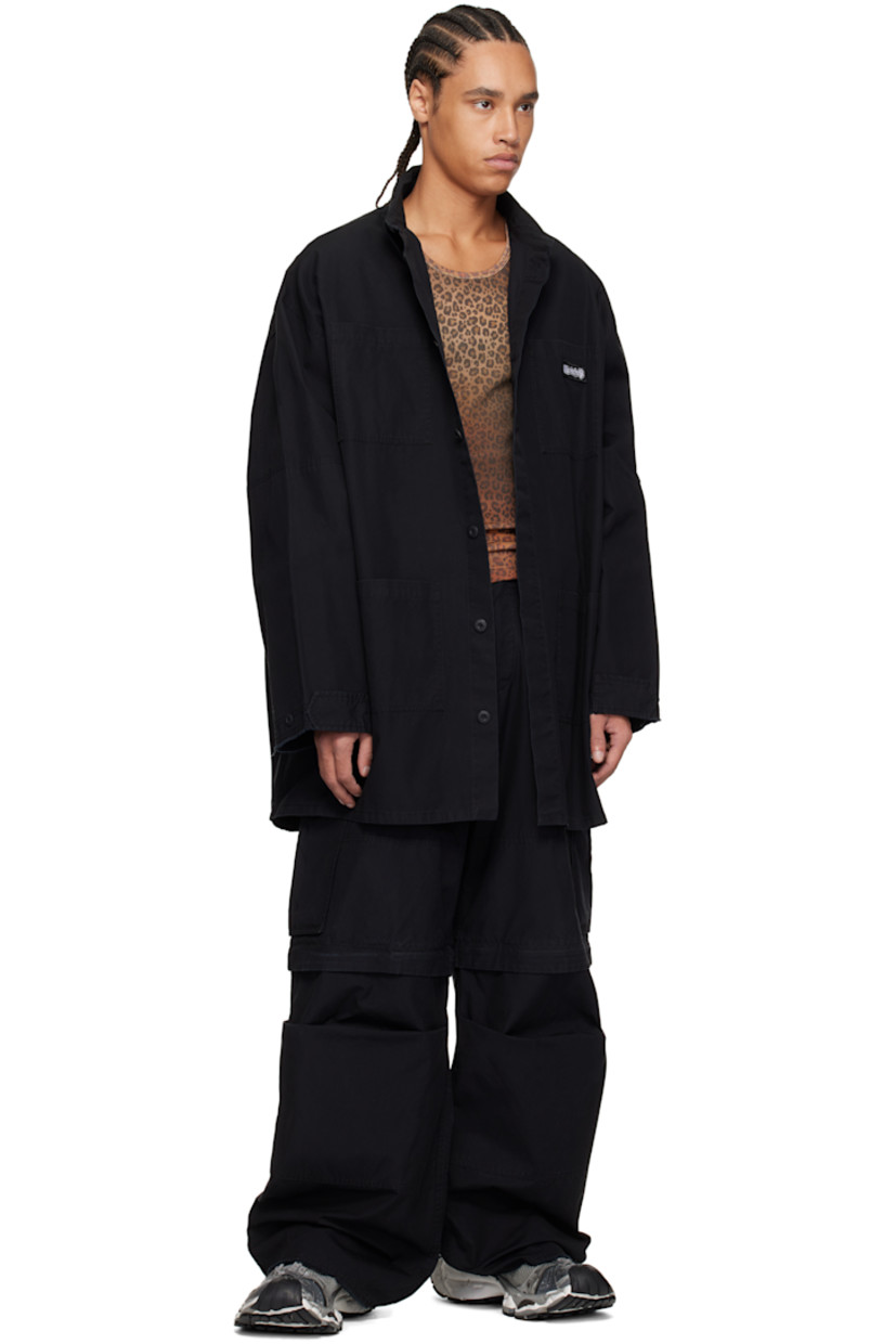 Cotton poplin overshirt.

· Spread collar
· Concealed button closure
· Logo patch at chest
· Patch pockets
· Vented side seams
· Dropped shoulders
· Raw edge at cuffs
· Adjustable button tab at cuffs
· Logo graphic printed at back

Supplier color: Black