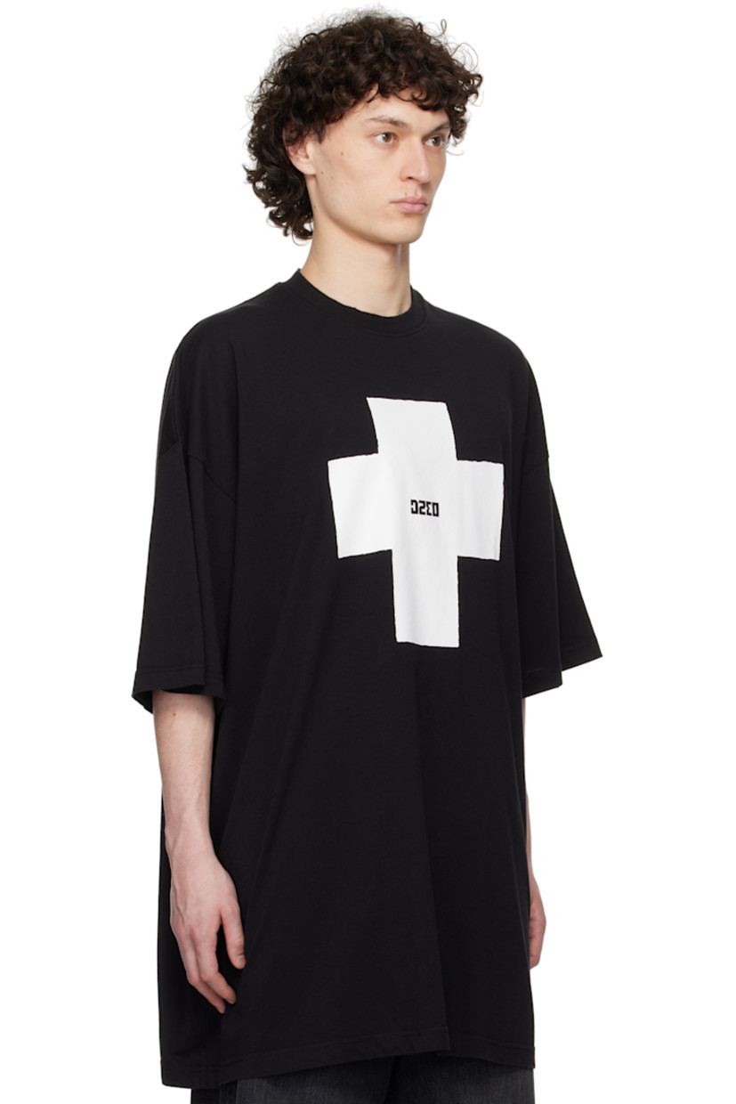 Organic cotton jersey T-shirt. 

· Rib-knit crewneck
· Logo and graphic printed at front
· Dropped shoulders
· Text printed at back

Supplier color: Washed black