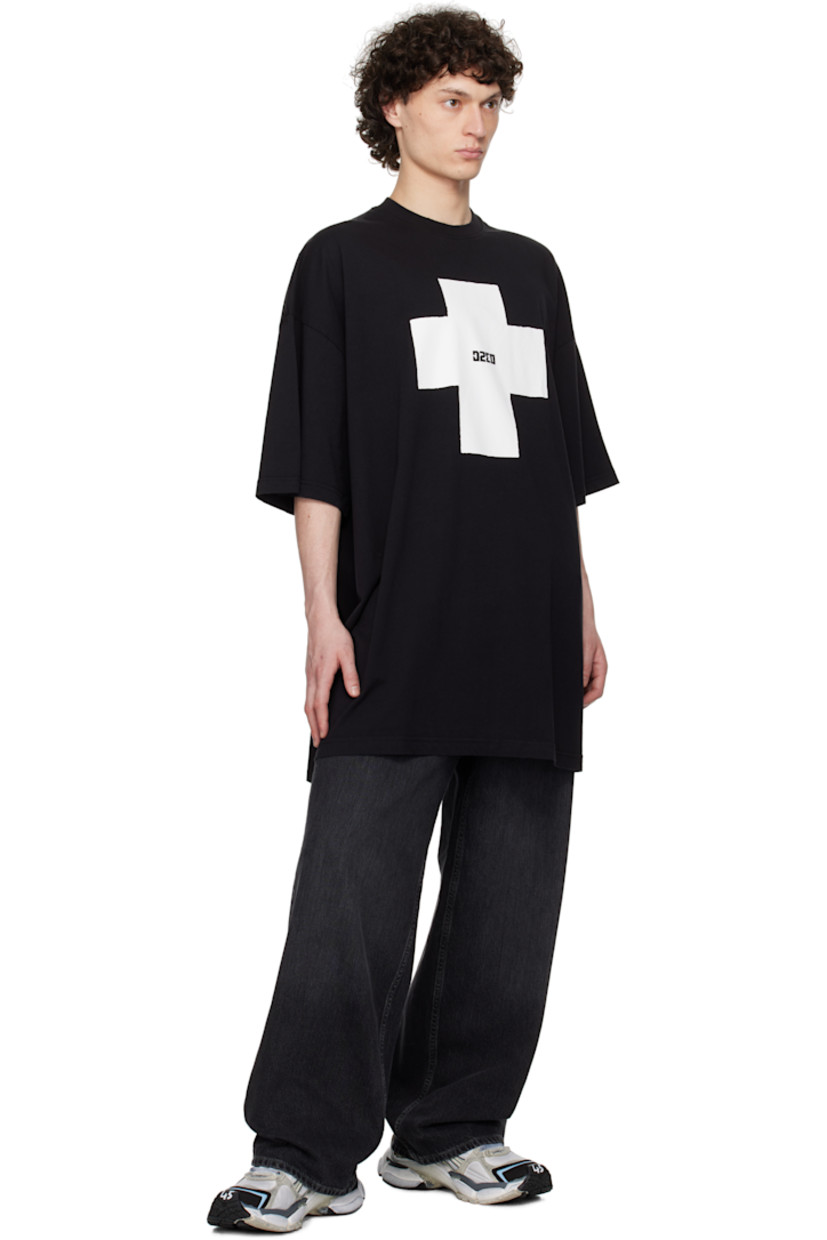 Organic cotton jersey T-shirt. 

· Rib-knit crewneck
· Logo and graphic printed at front
· Dropped shoulders
· Text printed at back

Supplier color: Washed black