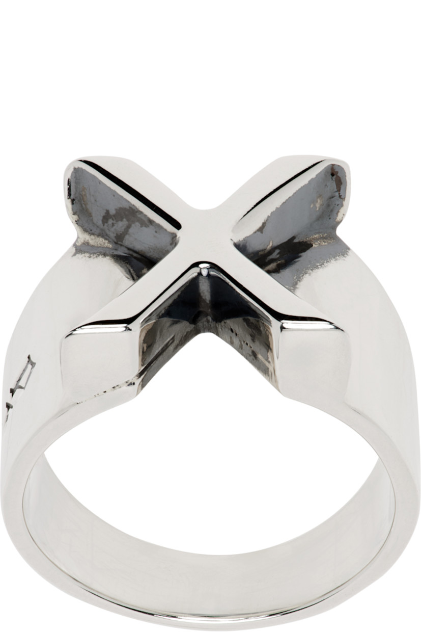 Ring in antiqued sterling silver.

· Raised graphic at face
· Logo engraved at side
· Hallmarking at inner band

Supplier color: Silver