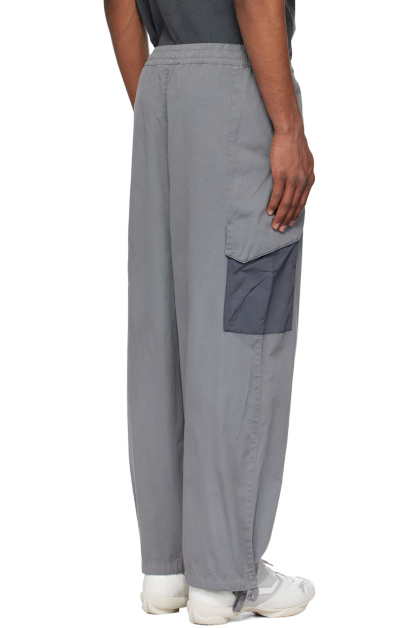Plain-woven cotton cargo pants.

· Drawstring at elasticized waistband
· Two-pocket styling
· Poplin flap pocket with printed logo at outseam

Supplier color: Grey stone