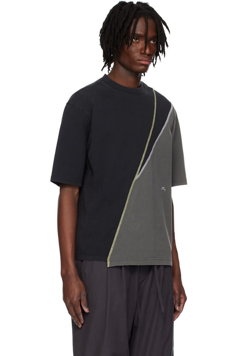 Rinse-washed 210 gsm cotton jersey T-shirt.

· Rib-knit crewneck
· Logo embroidered at front
· Asymmetric hem 
· Dropped shoulders
· Contrast overlock stitching in yellow and white

Supplier color: Black onyx