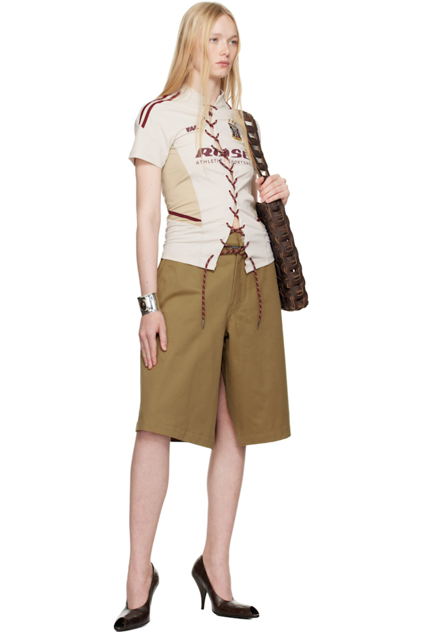 Wide-leg cotton canvas shorts.

· Belt loops and text-woven trim at waistband
· Four-pocket styling
· Zip fly
· Logo embroidered at front
· Modified gusset at inseams
· Logo patch at outseams
· Welt pocket at outseam
· Hammer loop and eyelets at outseam

Supplier color: Beige