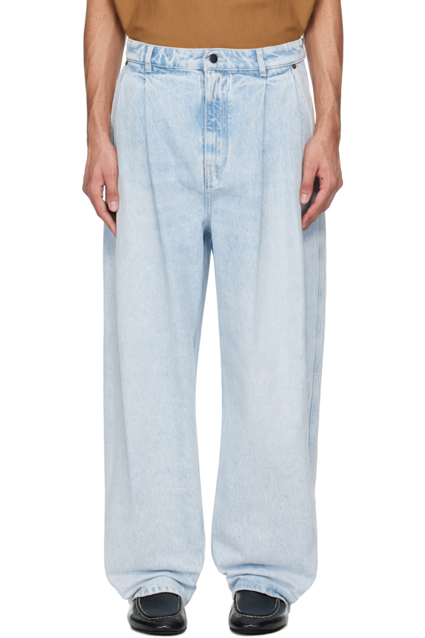 Non-stretch denim jeans. Fading throughout.

· Belt loops
· Five-pocket styling
· Zip fly
· Pleats at front
· Logo patch at back waistband

Supplier color: Light blue