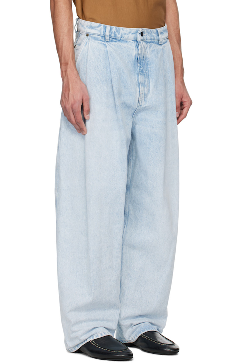 Non-stretch denim jeans. Fading throughout.

· Belt loops
· Five-pocket styling
· Zip fly
· Pleats at front
· Logo patch at back waistband

Supplier color: Light blue