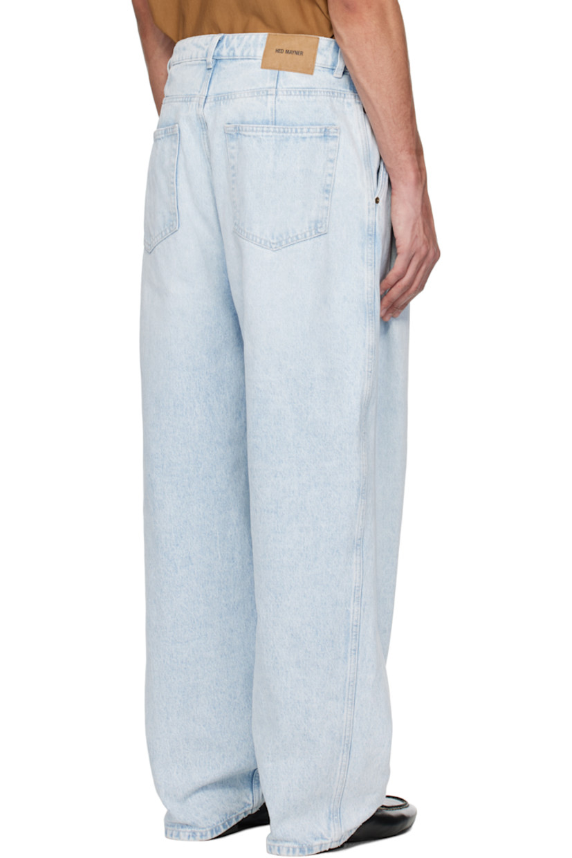 Non-stretch denim jeans. Fading throughout.

· Belt loops
· Five-pocket styling
· Zip fly
· Pleats at front
· Logo patch at back waistband

Supplier color: Light blue