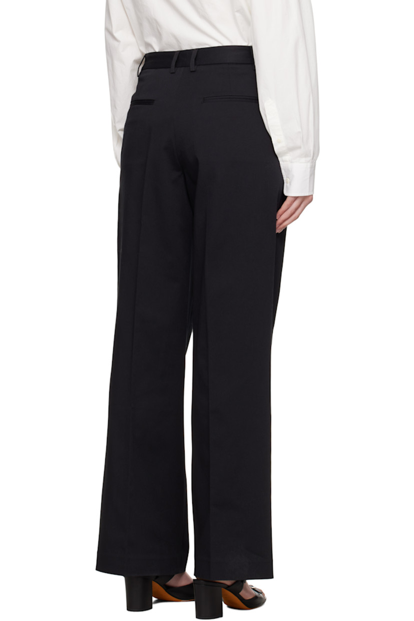 Straight-leg GOTS-certified organic cotton twill trousers. 

· Belt loops 
· Four-pocket styling 
· Zip-fly
· Single pleat at front legs  

Supplier color: Black