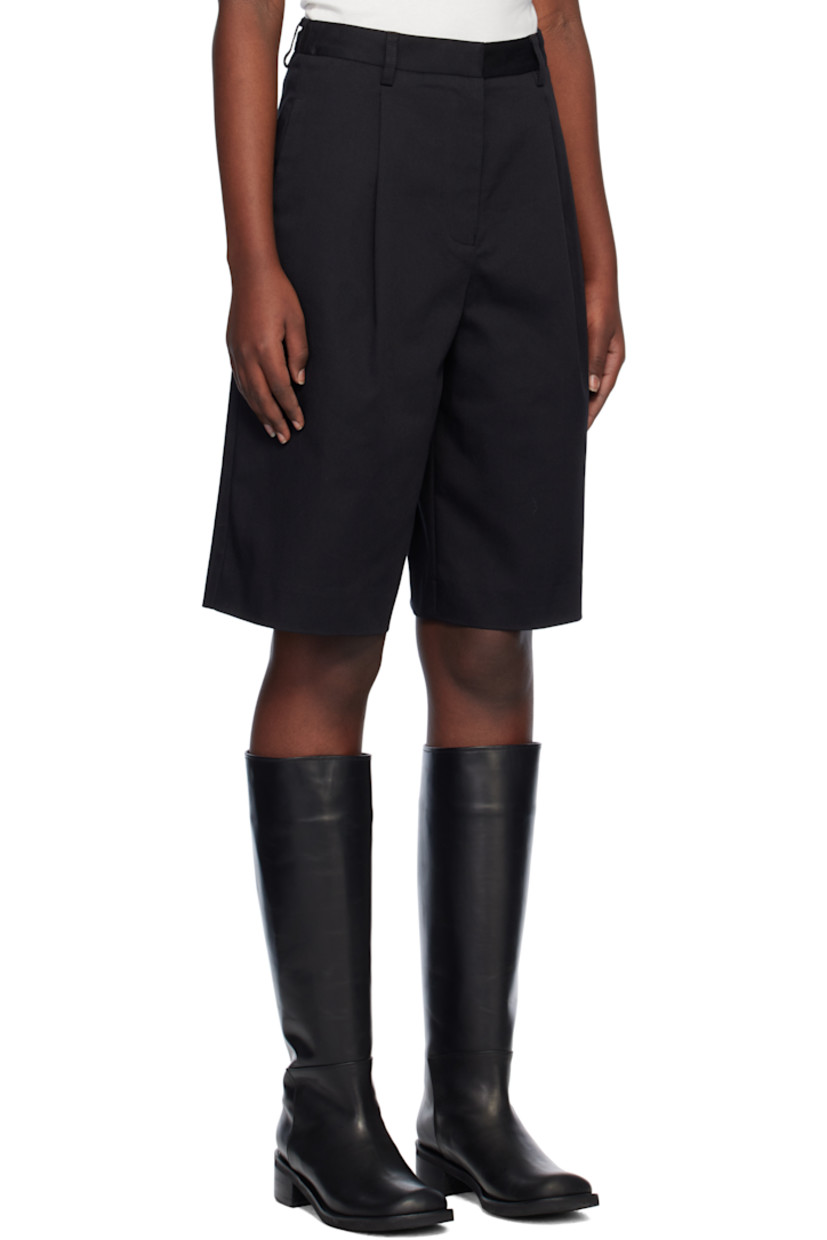 Straight-leg stretch organic cotton twill shorts. 

· High-rise
· Belt loops
· Four-pocket styling
· Zip-fly
· Pleats at front

Supplier color: Black