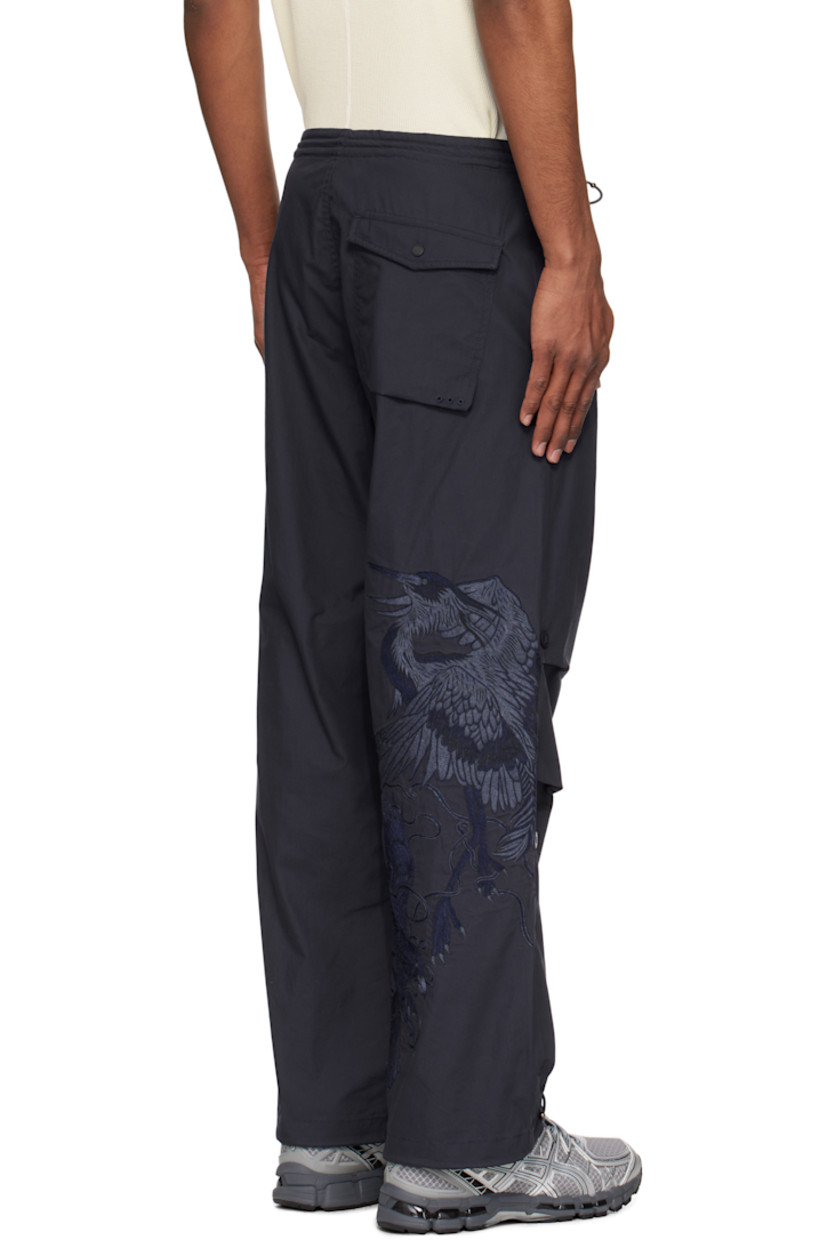 Lightweight 170 gsm organic cotton poplin trousers. 

· Loose-fit
· Snocord® bungee-style drawstring at waistband and cuffs
· Four-pocket styling
· Zip fly
· Tucks at knees
· Snobutton® fastenings at legs for cropped styling
· Embroidered eyelets at back pocket
· Graphic embroidered at back leg
· Logo-engraved black and navy hardware

Supplier color: Navy