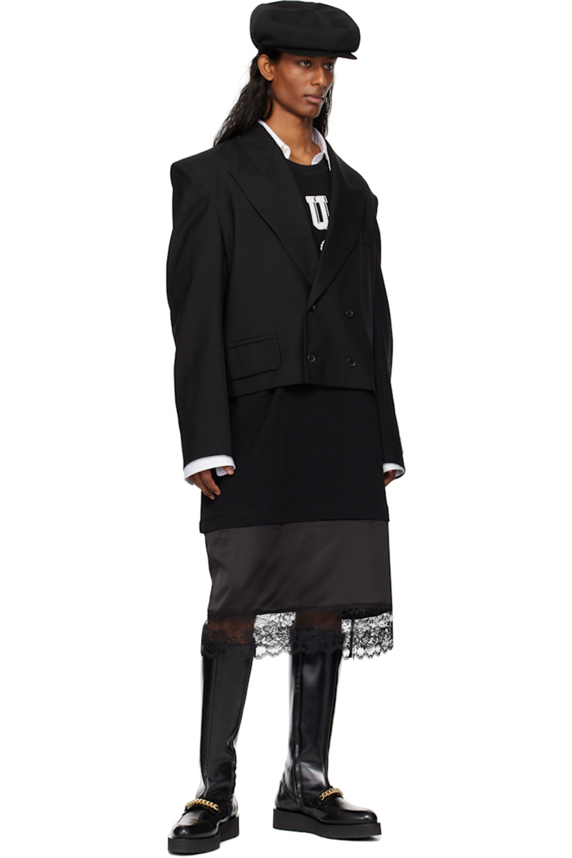 Wool cavalry twill blazer.

· Peaked lapel
· Double-breasted button closure
· Welt pocket and flap pockets
· Cropped hem
· Padded shoulders
· Satin lining

Supplier color: Black