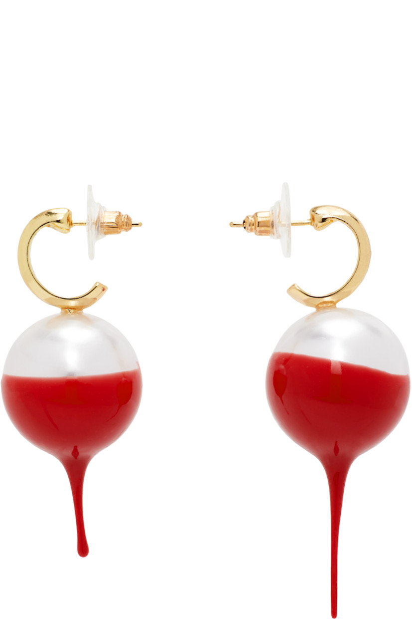 Pair of drop earrings in gold-tone.

· Rubber-dipped faux-pearl charm
· Post-stud fastening
· H2" x W0.75"

Each item is unique. Please note finishings may vary.

Supplier color: Gold/Red